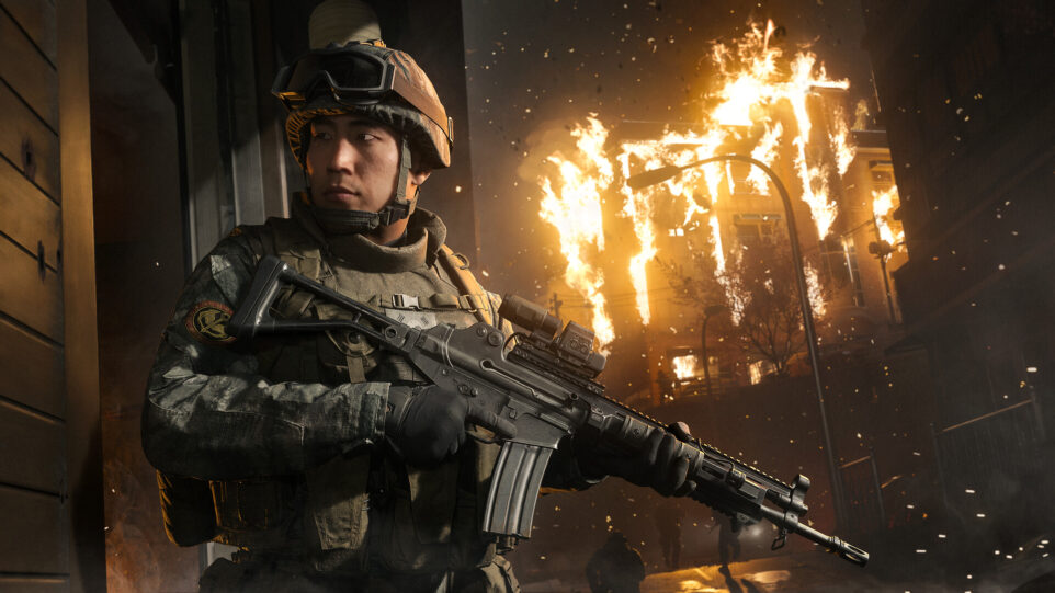 ภาพจากเกม Call of Duty: Modern Warfare 4 ทหารถือปืนไรเฟิลหน้าอาคารที่ลุกไหม้ (ภาพ: Activision / Infinity Ward)