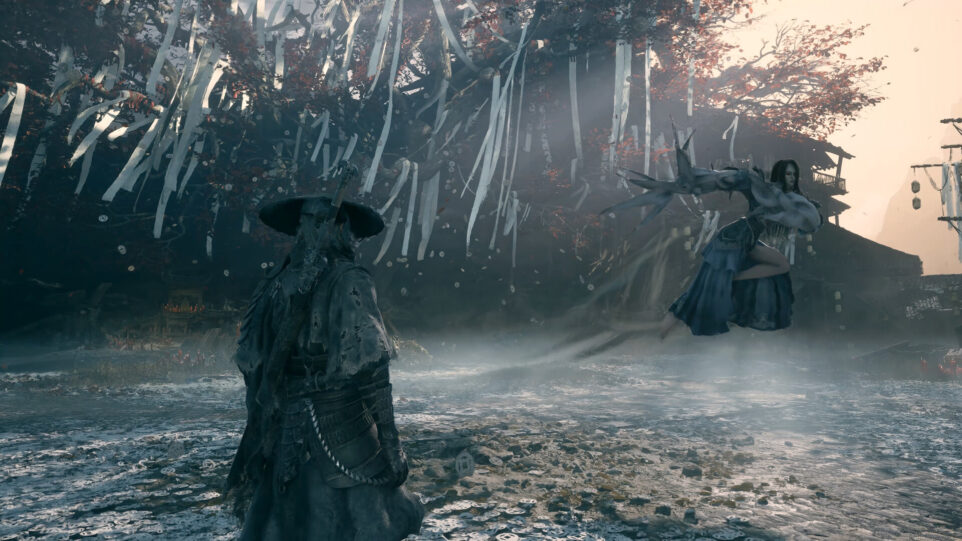 ภาพจากเกม Phantom Blade Zero ตัวเอกสวมหมวกเผชิญหน้าศัตรูหญิงที่ลอยกลางอากาศใต้ต้นไม้แดงและแถบผ้าขาว (ภาพ: S-GAME)