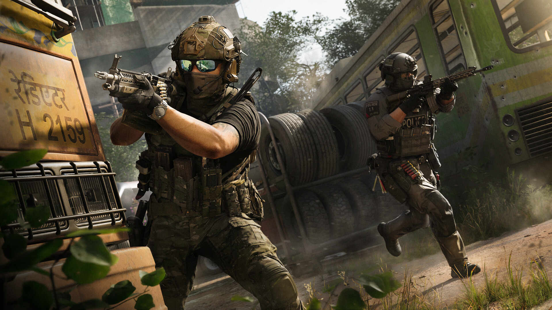 ภาพจากเกม Call of Duty: Modern Warfare 4 ทหารสองนายบนถนนข้างรถบัสที่มีตัวอักษรภาษาฮินดี (ภาพ: Activision / Infinity Ward)