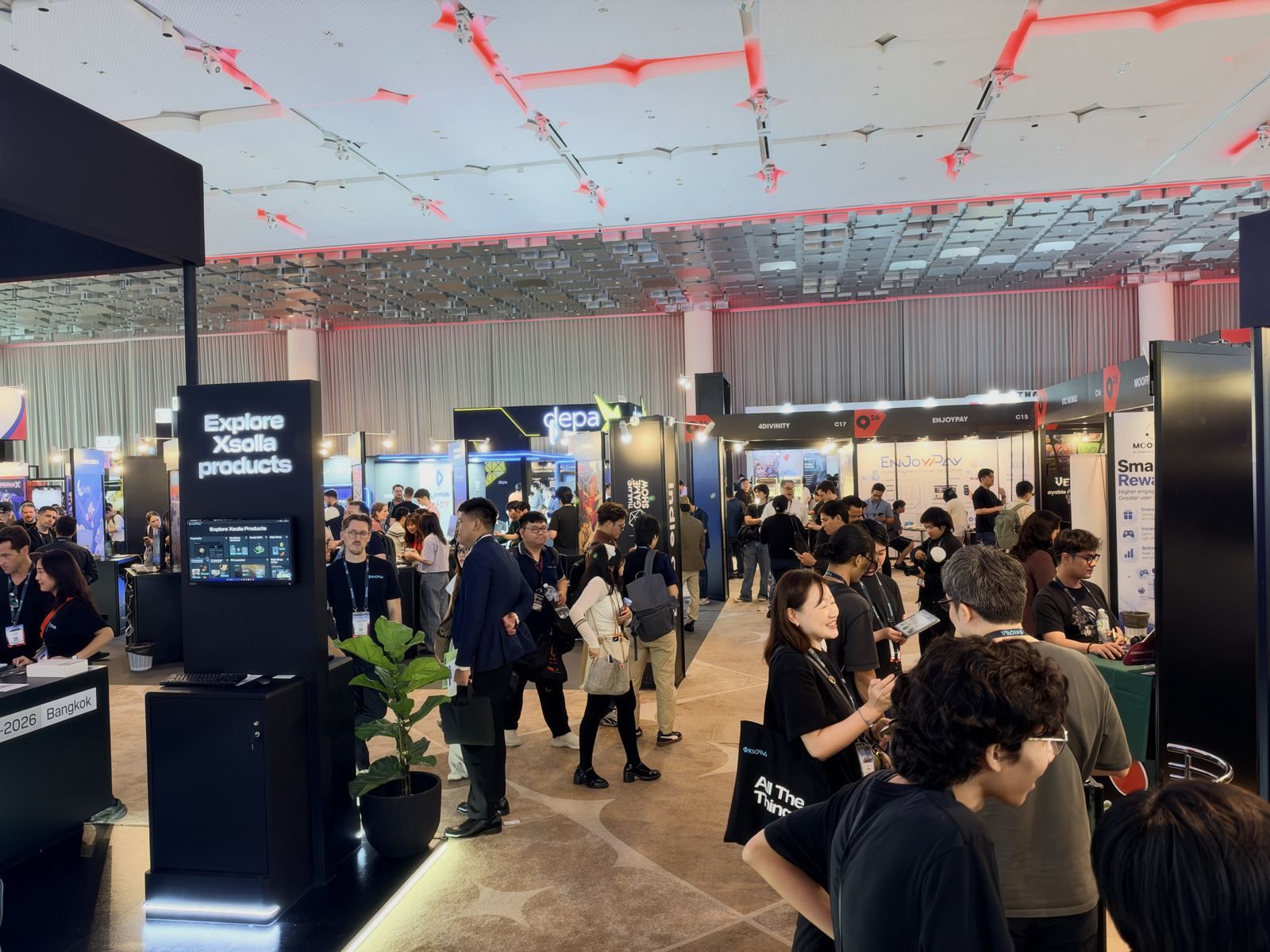 ผู้ร่วมงานเดินเต็มฮอลล์โซน business area