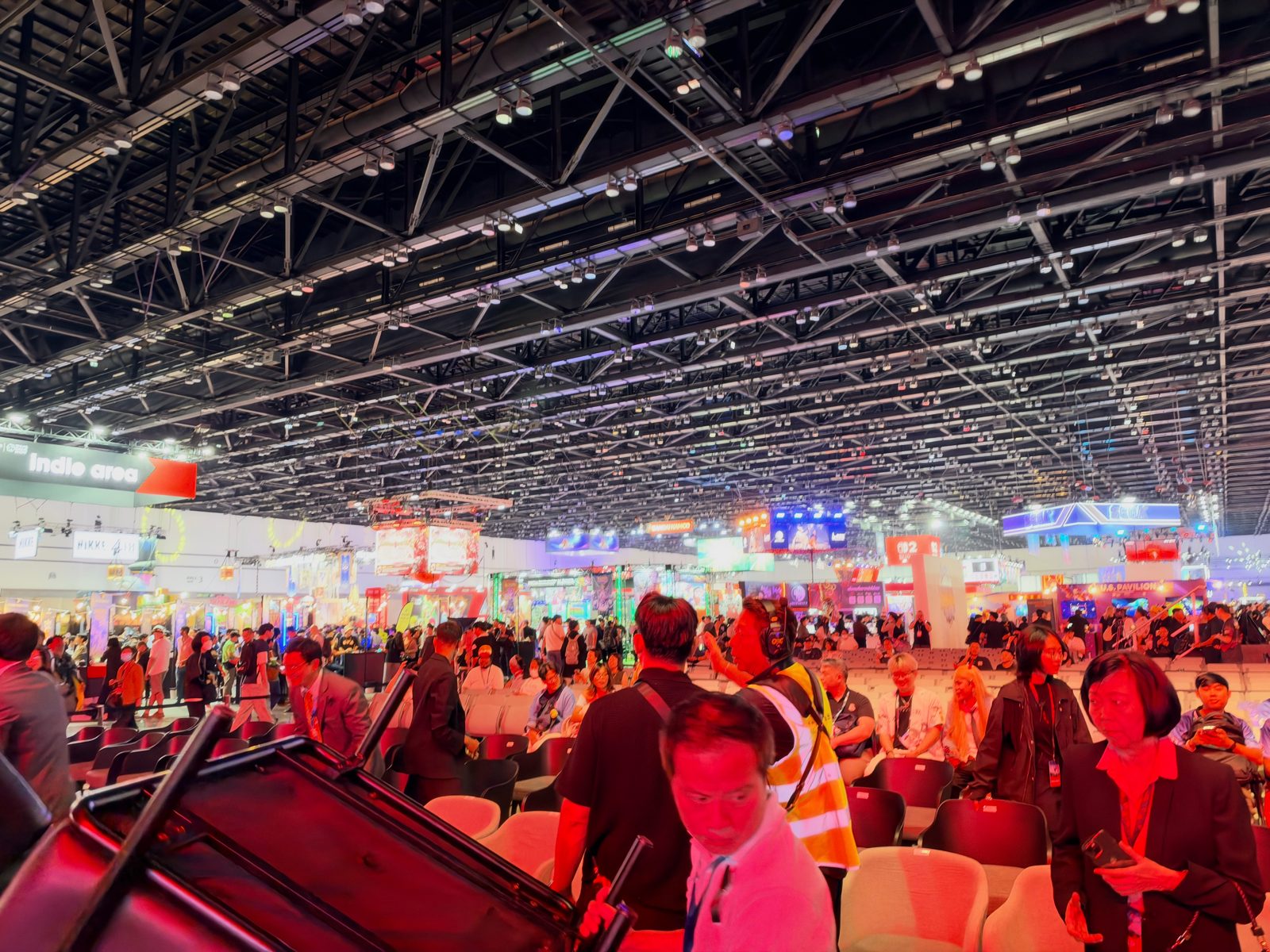 บรรยากาศฮอลล์ entertainment area วันแรกที่เปิดให้คนทั่วไป งาน gamescom asia x Thailand Game Show 2026