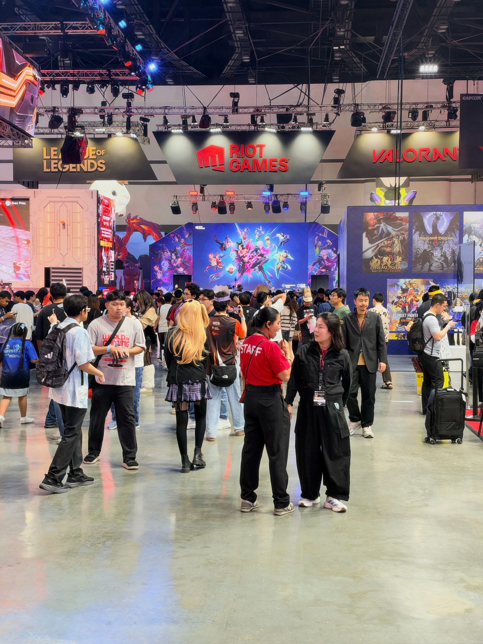 ทางเดินโซนค่ายใหญ่คนแน่น งาน gamescom asia x Thailand Game Show 2026