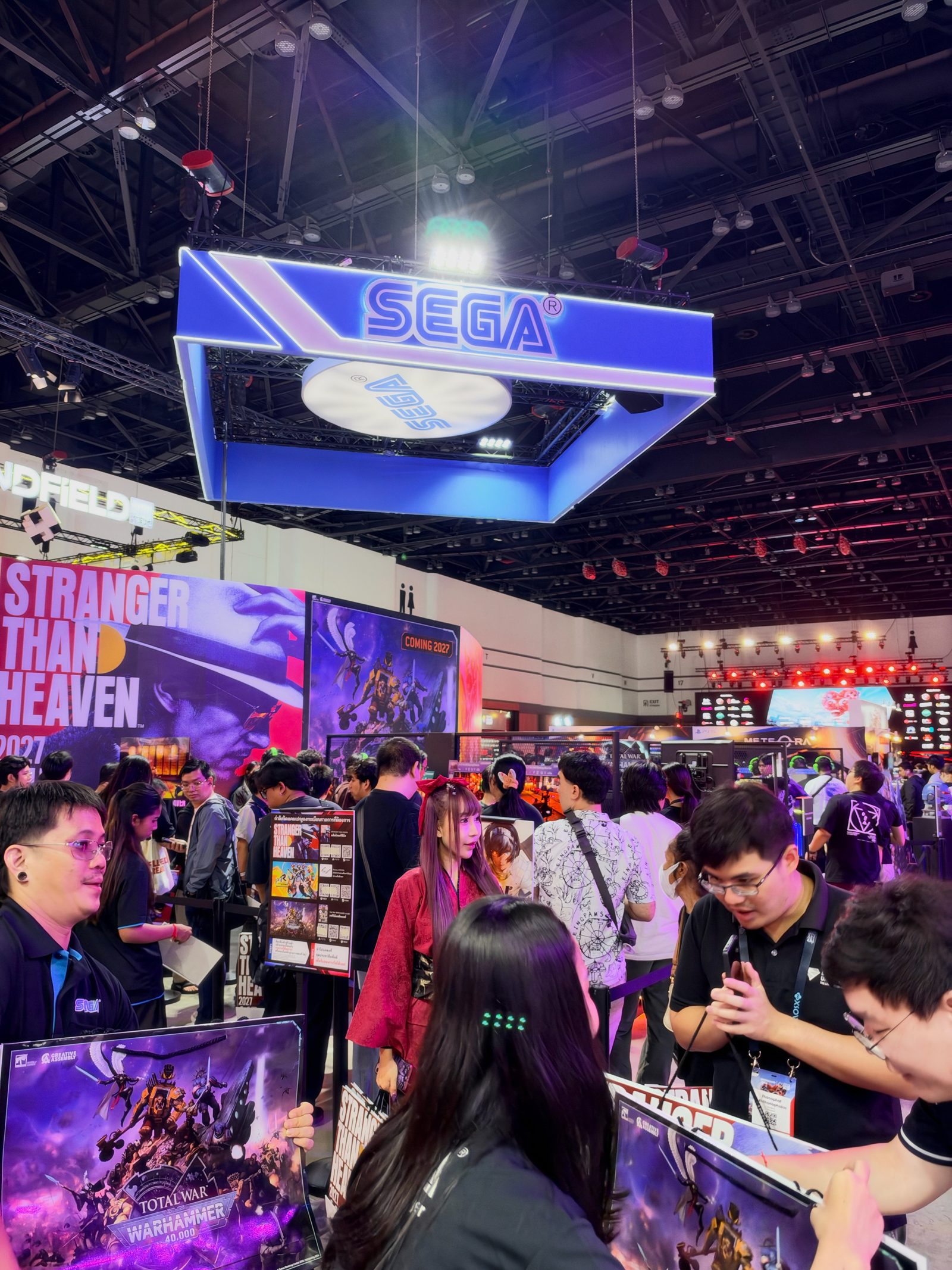 คนเล่นเกมที่บูธ SEGA งาน gamescom asia x Thailand Game Show 2026