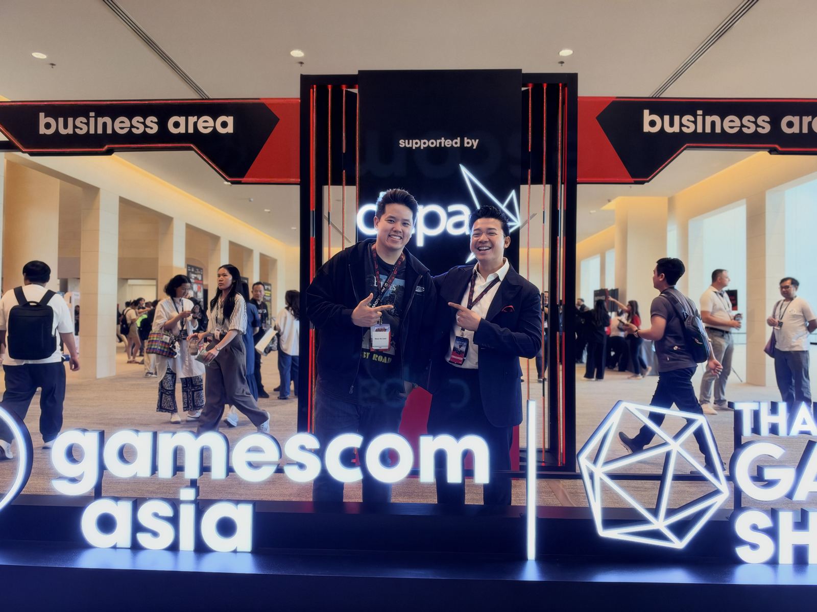 Terry และเพื่อนที่ป้าย gamescom asia หน้าทางเข้า business area งาน gamescom asia x Thailand Game Show 2026