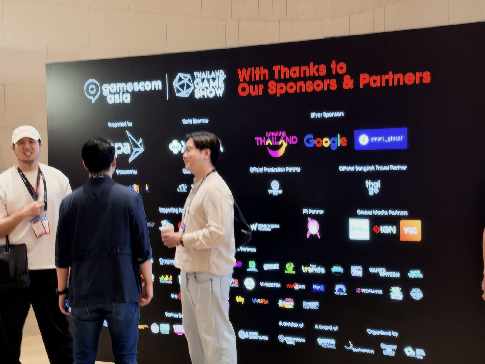 ผู้ร่วมงานหน้าผนังสปอนเซอร์ gamescom asia x Thailand Game Show 2026