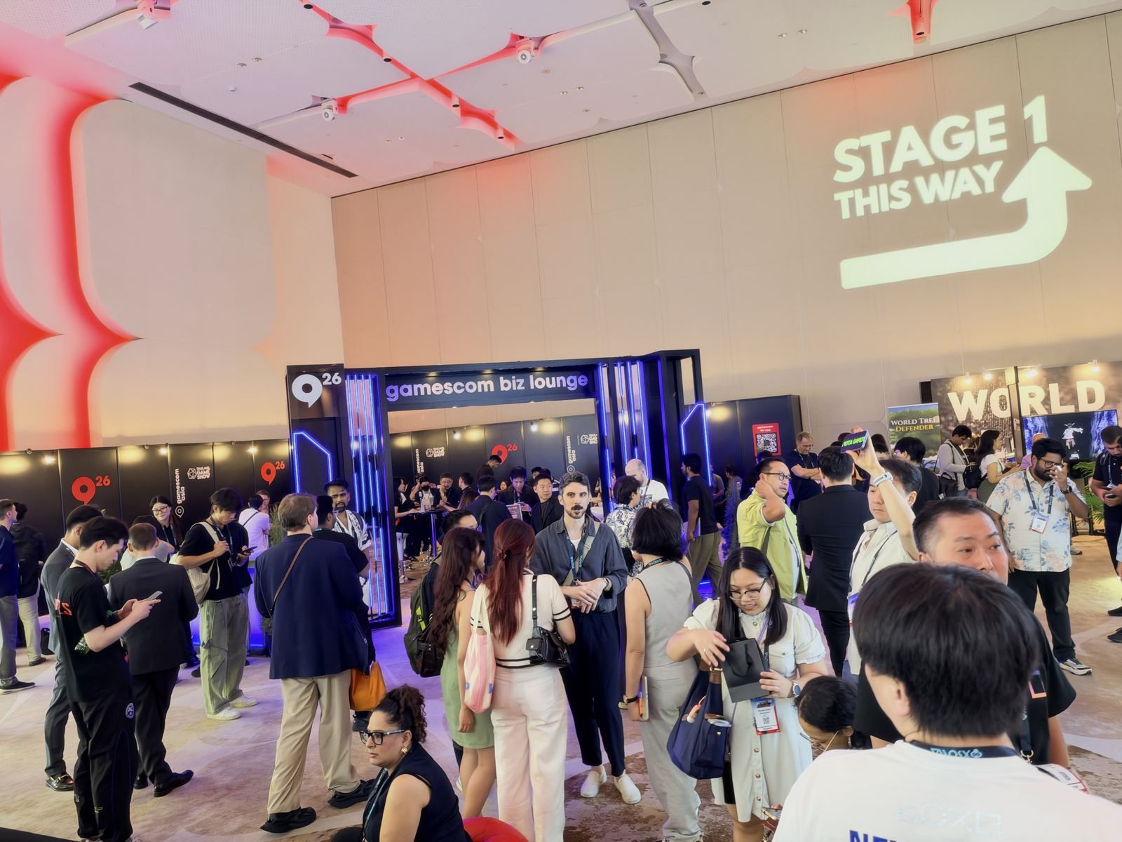 ผู้คนรอหน้าเวที Stage 1
