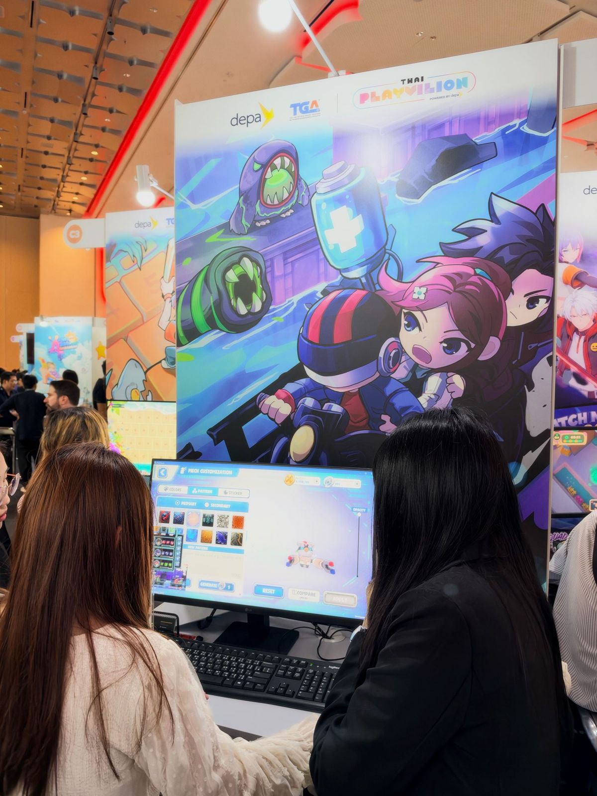 ผู้เข้าชมทดลองเล่นเกมอินดี้ไทยใน Thai Playvilion