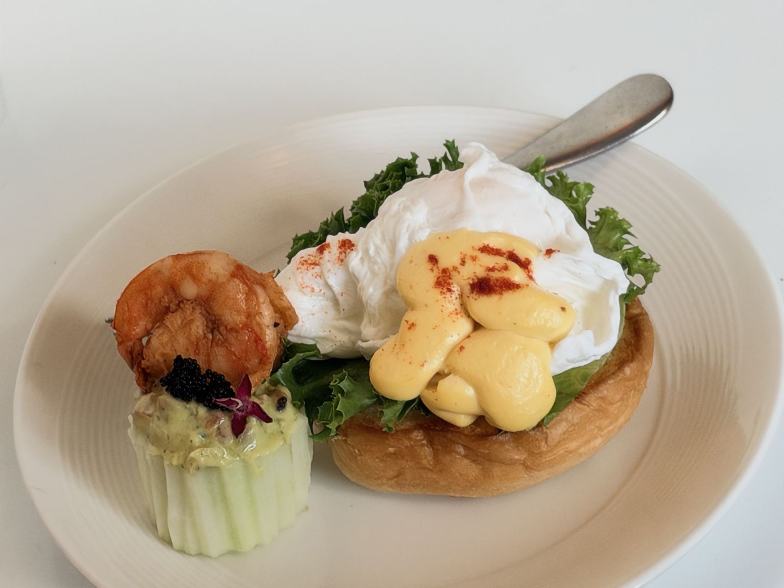 อาหารเลี้ยงใน VIP lounge เช่น eggs benedict